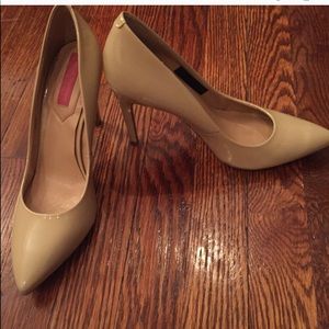 Isaac Misrahi nude patent heels